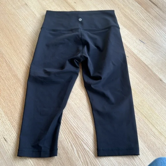 Authentic Lululemon cropped leggings - Picture 2 of 4